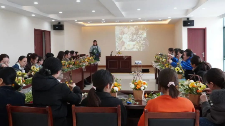 <a href=http://www.massivesupply.com target=_blank class=infotextkey><a href=http://www.massivesupply.com target=_blank class=infotextkey>雙良</a>環(huán)境</a>開展“三八女神節(jié)” DIY插花活動